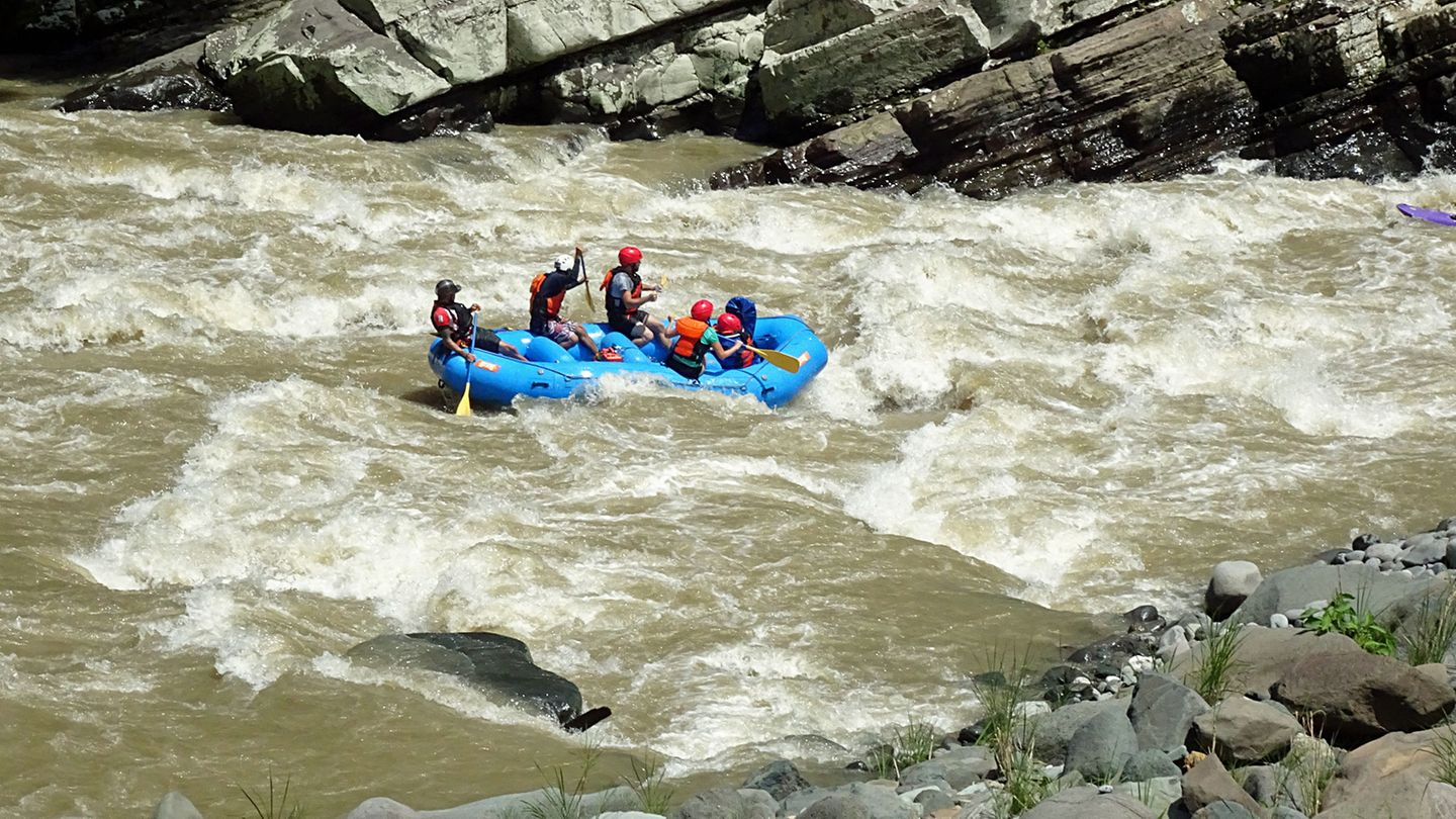 Dramatischer wird es in den Stromschnellen: Stellen des Pacuare Rivers bis zur Schwierigkeitsstufe 5 sind zu bewältigen