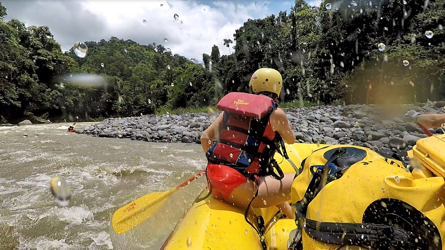 Schnell werden die Insassen im Raft klitschnass.