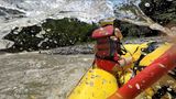 Die eine oder andere Welle schwappt ins Raft