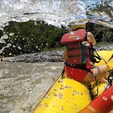 Die eine oder andere Welle schwappt ins Raft