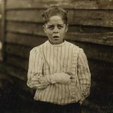 Giles Edmund Newsom war elf Jahre alt, als er in eine Maschine stürzte und zwei Finger verlor.