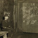 Vance, 15 Jahre alt, ist seit mehreren Jahren in einem Bergwerk in West Virginia gefangen. Seine Arbeit. Er muss die Tür öffnen und schließen. 15 Stunden am Tag.