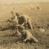 Die ganze Familie arbeitet auf dem Feld. Jo ist drei Jahre alt. der Junge sechs Jahre alt, das Mädchen neun.