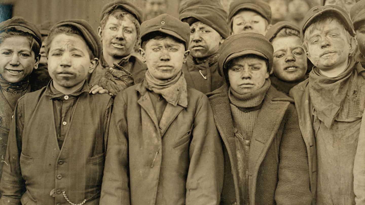 Die Jungen brechen die Kohle in einer Mine in Pittston, Pennsylvania.