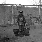 Shorpy Higginbotham trägt die Eimer mit Schmiere in der Bessie Mine in Alabama. 