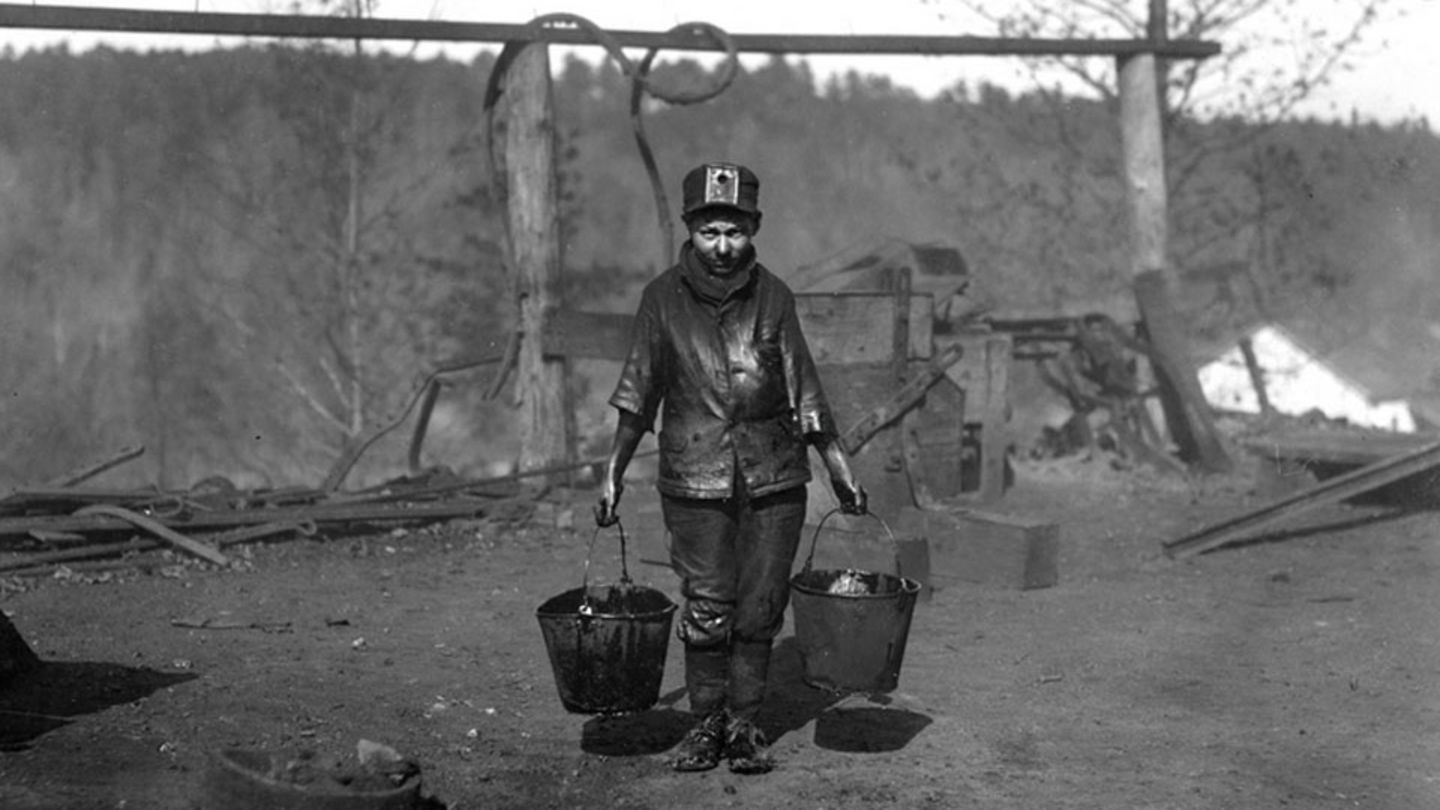 Shorpy Higginbotham trägt die Eimer mit Schmiere in der Bessie Mine in Alabama. 