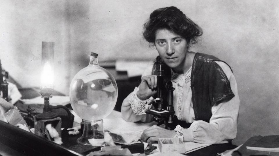Marie Stopes in ihrem Labor.