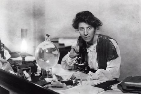 Marie Stopes in ihrem Labor.