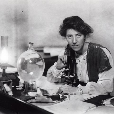 Marie Stopes in ihrem Labor.