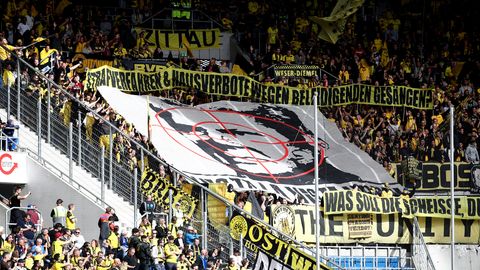 BVB-Fans zeigen wieder ein Banner, das ein Porträt von Hoffenheim-Mäzen Dietmar Hopp im Fadenkreuz zeigt