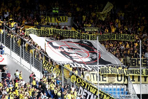 BVB-Fans zeigen wieder ein Banner, das ein Porträt von Hoffenheim-Mäzen Dietmar Hopp im Fadenkreuz zeigt