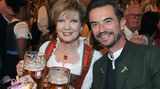 Oktoberfest 2018: Natürlich dürfen auch die Promis nicht fehlen. Florian Silbereisen kam ohne Helene, feierte dafür aber unter anderem mit Carolin Reiber