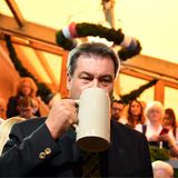 Oktoberfest 2018: Der bayrische Ministerpräsident Markus Söder durfte natürlich nicht fehlen. So richtig ausgelassen wirkte er aber trotz Bier nicht: Die Umfragen für die Bayernwahl Mitte Oktober lassen eine Katastrophe für Söders CSU erwarten.