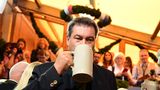 Oktoberfest 2018: Der bayrische Ministerpräsident Markus Söder durfte natürlich nicht fehlen. So richtig ausgelassen wirkte er aber trotz Bier nicht: Die Umfragen für die Bayernwahl Mitte Oktober lassen eine Katastrophe für Söders CSU erwarten.