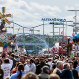 Oktoberfest 2018: ...und bevölkerten rasch die zahlreichen Zelte und Attraktionen.