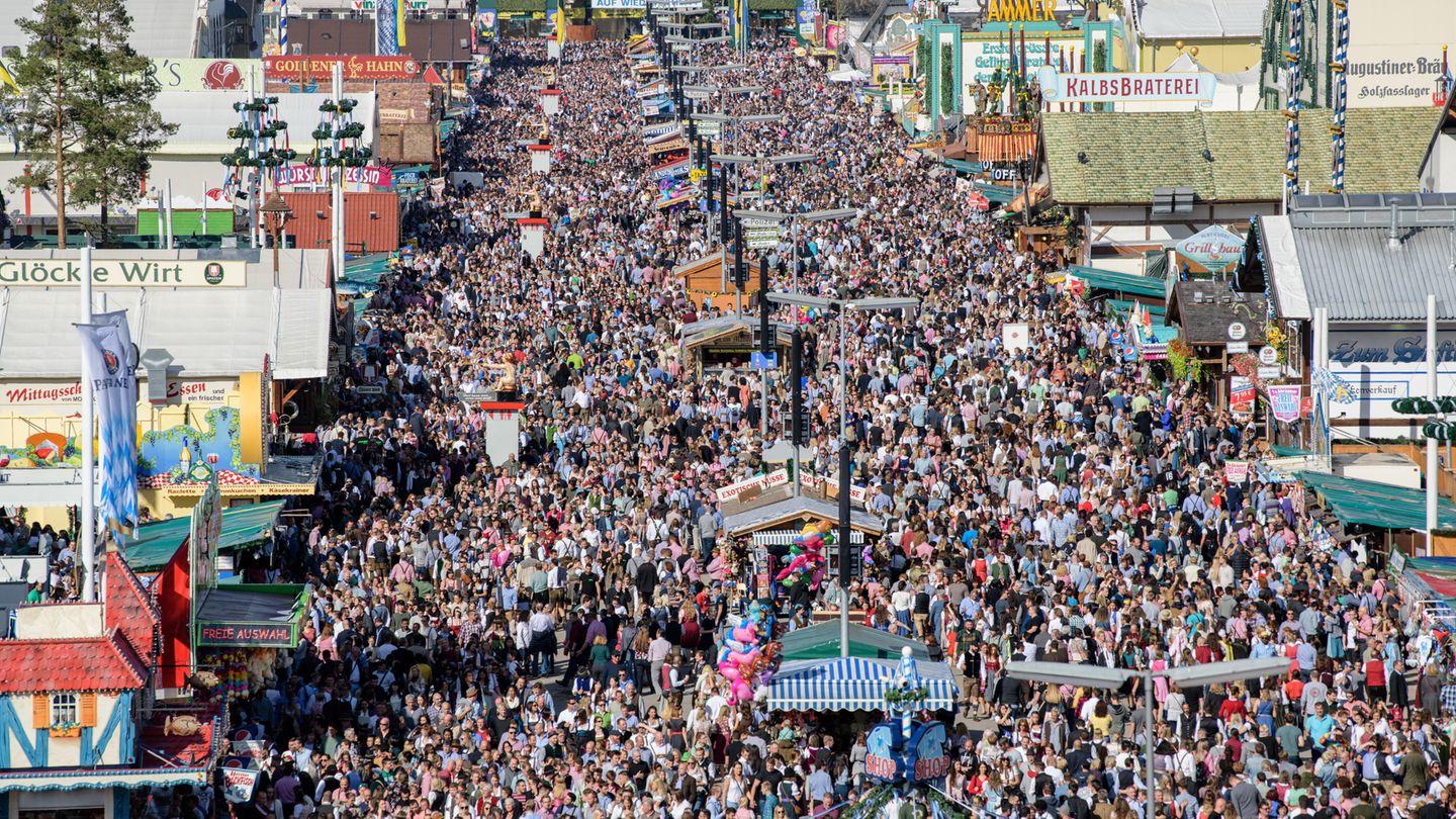 Oktoberfest 2018: Wie jedes Jahr dürften auch 2018 gut sechs Millionen Menschen über die Theresienwiese schlendern, stolzieren - und fallen.