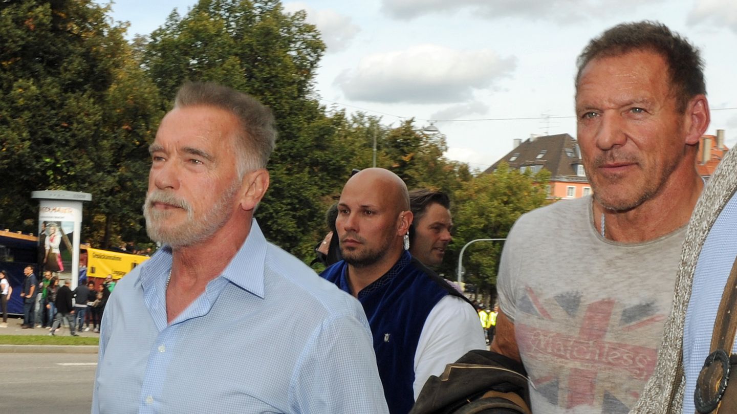 Arnold Schwarzenegger kam ebenfalls - gemeinsam mit seinem Kumpel Ralf Moeller. Der legte so gar keinen Wert auf Tracht