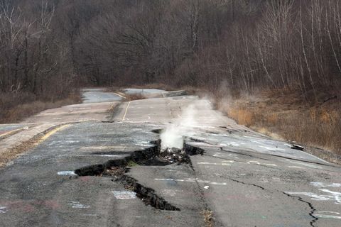 In Centralia brechen durch das unterirdische Feuer Straßen auf, es entstehen giftige Dämpfe