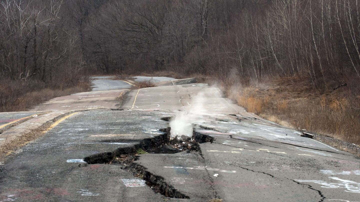 In Centralia brechen durch das unterirdische Feuer Straßen auf, es entstehen giftige Dämpfe