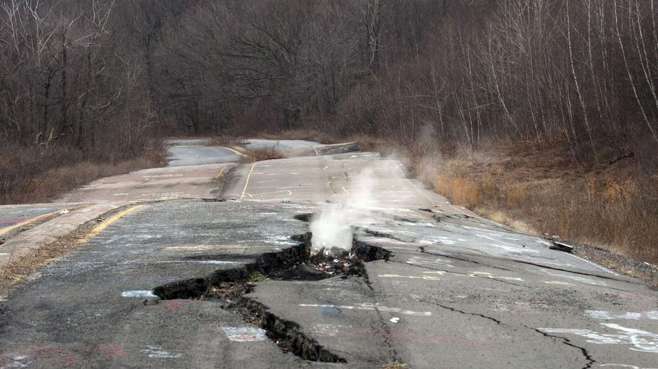 In Centralia brechen durch das unterirdische Feuer Straßen auf, es entstehen giftige Dämpfe