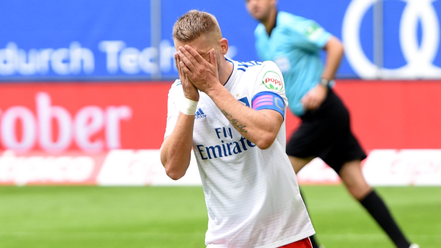 Aaron Hunt vom HSV hält sich die Hände vor das Gesicht, nachdem er einen Strafstoß kläglich vergeben hat