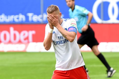Aaron Hunt vom HSV hält sich die Hände vor das Gesicht, nachdem er einen Strafstoß kläglich vergeben hat