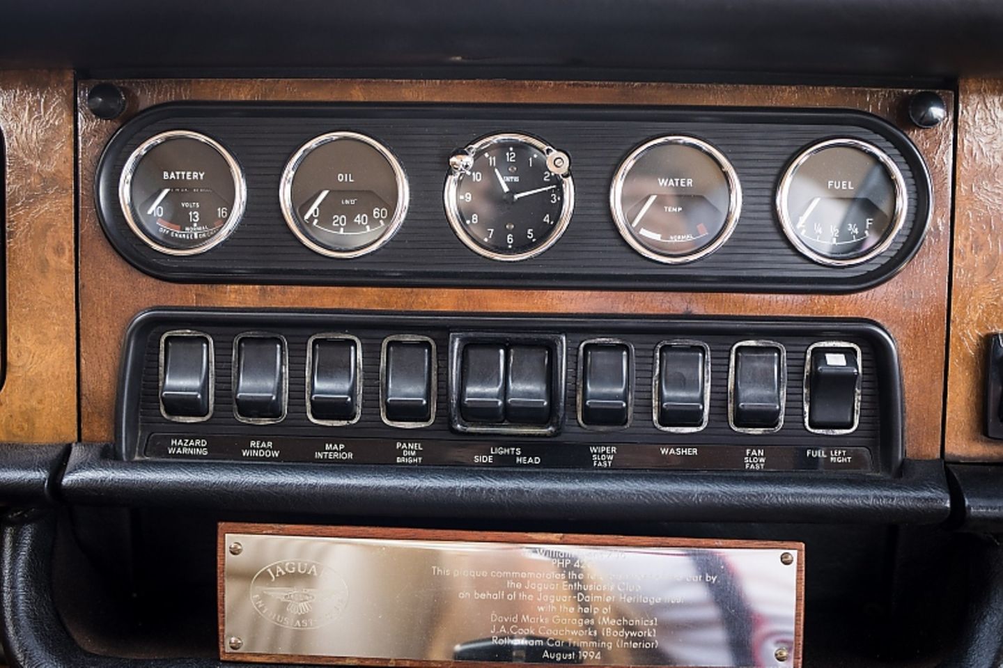 Klassisches Interieur mit vielen Schaltern