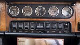 Klassisches Interieur mit vielen Schaltern