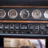 Klassisches Interieur mit vielen Schaltern