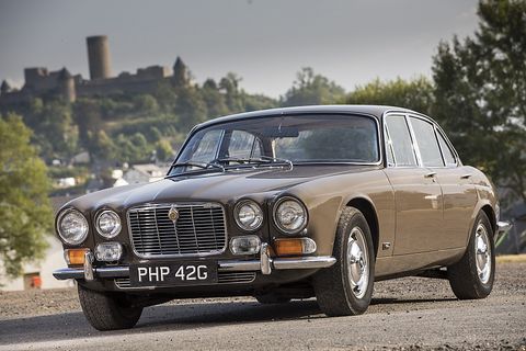 Auch die Queen Mum fuhr bis zuletzt einen Jaguar XJ, standesgemäß mit einem Zwölfzylindermotor