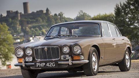 Auch die Queen Mum fuhr bis zuletzt einen Jaguar XJ, standesgemäß mit einem Zwölfzylindermotor