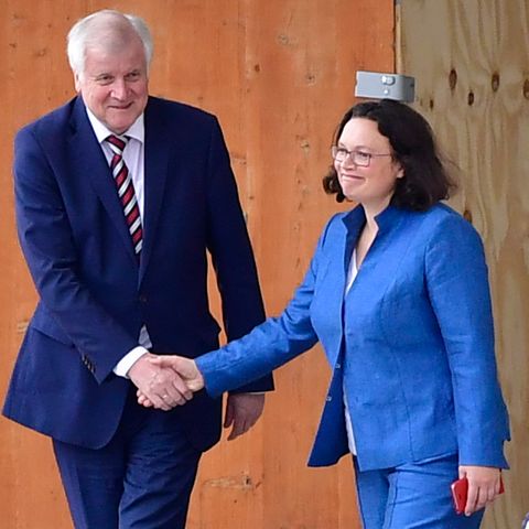 Werden wohl keine politischen Freunde mehr: Horst Seehofer und Andrea Nahles schütteln sich Mitte September vor dem Kanzleramt eher gequält die Hand