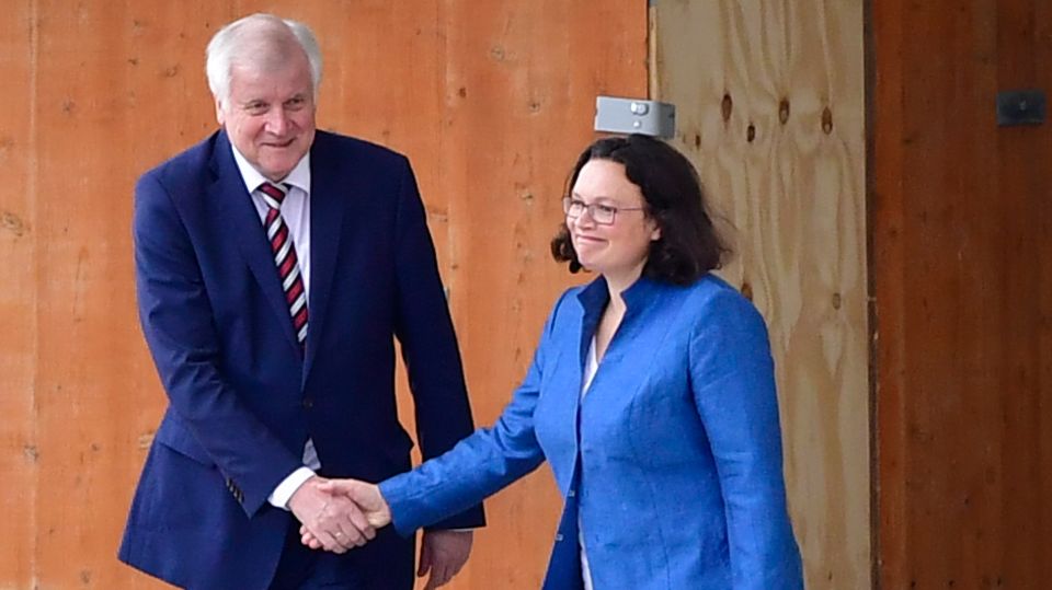 Werden wohl keine politischen Freunde mehr: Horst Seehofer und Andrea Nahles schütteln sich Mitte September vor dem Kanzleramt eher gequält die Hand