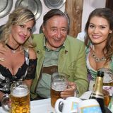 Der österreichische Bauunternehmer Richard Lugner schmückte sich mit zwei jungen Begleiterinnen. Simona Weiß (l.) ist die aktuelle Freundin des 85-Jährigen.