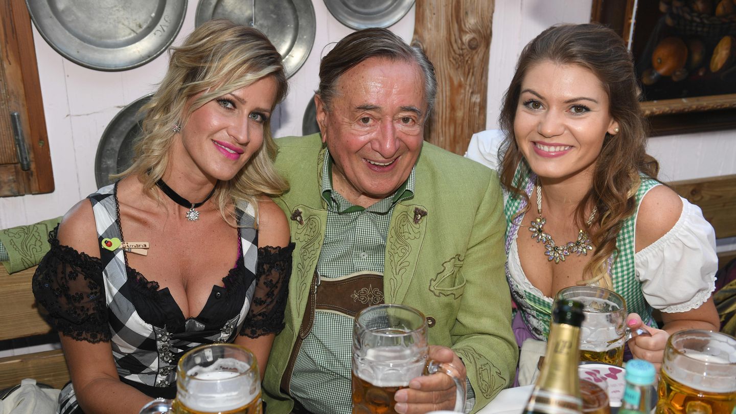 Der österreichische Bauunternehmer Richard Lugner schmückte sich mit zwei jungen Begleiterinnen. Simona Weiß (l.) ist die aktuelle Freundin des 85-Jährigen.