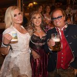Carmen und Robert Geiss feierten im Käferzelt gemeinsam mit Claudia Effenberg (l.)