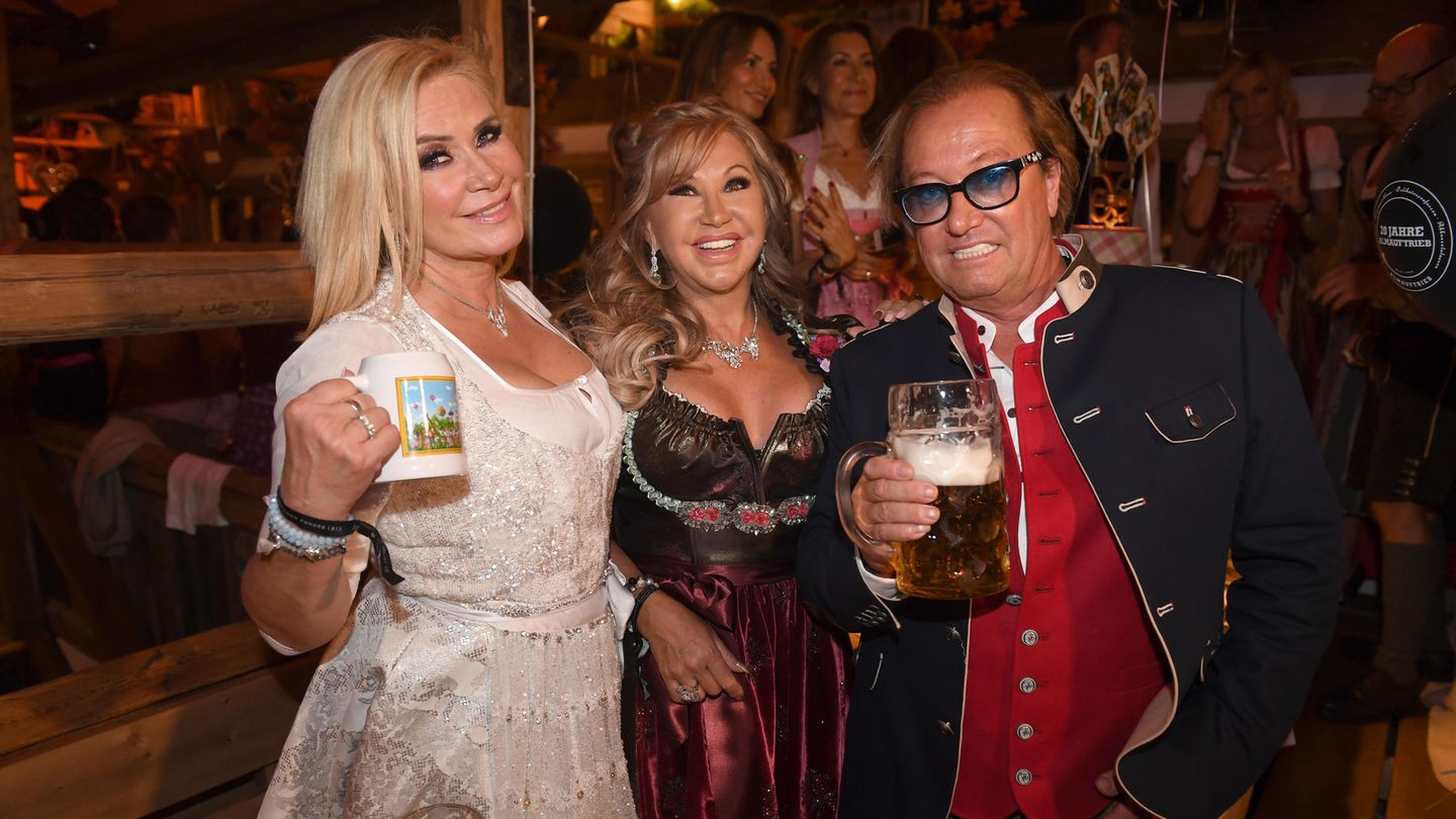 Carmen und Robert Geiss feierten im Käferzelt gemeinsam mit Claudia Effenberg (l.)