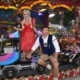 Daniela Katzenberger und ihr Mann Lucas Cordalis drehten eine Runde auf dem Kinderkarussell