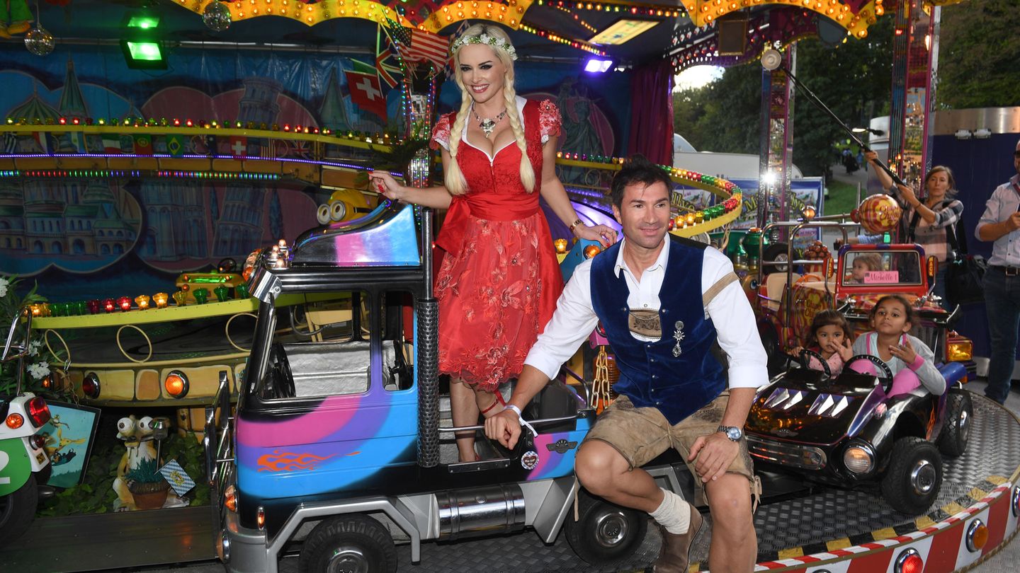 Daniela Katzenberger und ihr Mann Lucas Cordalis drehten eine Runde auf dem Kinderkarussell