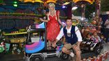 Daniela Katzenberger und ihr Mann Lucas Cordalis drehten eine Runde auf dem Kinderkarussell