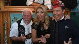 Was machen die denn da? Sänger Stefan Mross (r.) und seine Freundin Anna Carina Woitschack posierten mit dem Vogelpfeifer Horst Berger, der seit über 30 Jahren seinen Stand auf der Wiesn betreibt.