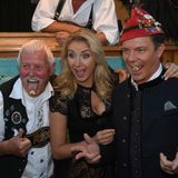 Was machen die denn da? Sänger Stefan Mross (r.) und seine Freundin Anna Carina Woitschack posierten mit dem Vogelpfeifer Horst Berger, der seit über 30 Jahren seinen Stand auf der Wiesn betreibt.