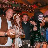 Diese Vier ließen es ordentlich krachen: Ralf Moeller, Barbara Meier mit ihrem Verlobten Klemens Hallmann und Victoria Lauterbach