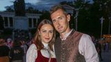 Ex-Fußballprofi Miroslav Klose kam in Begleitung seiner Frau Sylwia - die trägt er zudem als Tattoo auf seiner rechten Wade