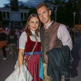 Ex-Fußballprofi Miroslav Klose kam in Begleitung seiner Frau Sylwia - die trägt er zudem als Tattoo auf seiner rechten Wade