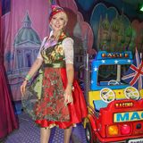 Désirée Nick als Rotkäppchen vorm Käferzelt