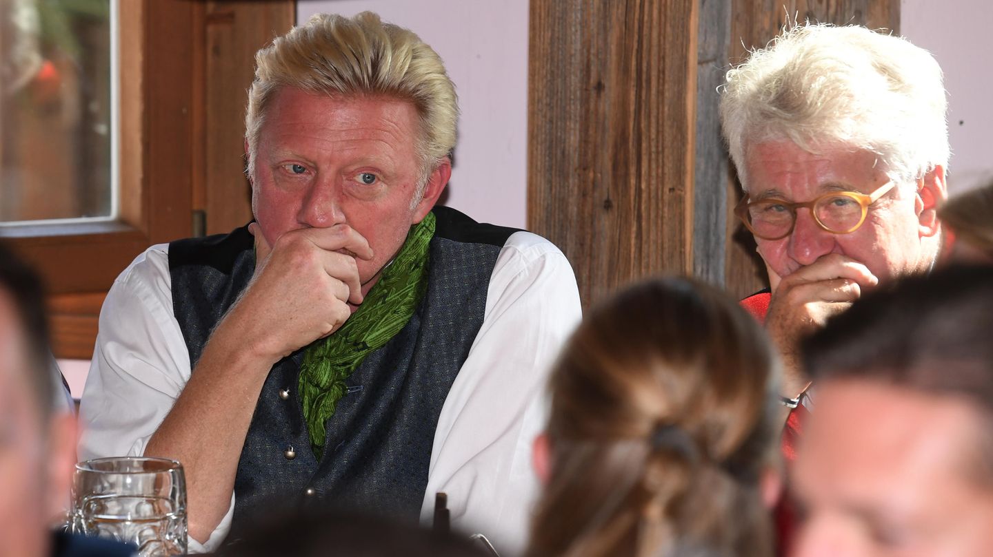 Zwei Männer in Denkerpose: Boris Becker und Marcel Reif im Käferzelt
