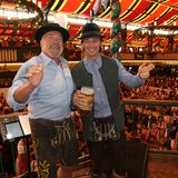 Schauspieler Arnold Schwarzenegger dirigierte die Kapelle im Marstall Festzelt, sein Sohn Patrick stemmte derweil eine Maß Bier