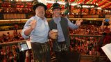 Schauspieler Arnold Schwarzenegger dirigierte die Kapelle im Marstall Festzelt, sein Sohn Patrick stemmte derweil eine Maß Bier