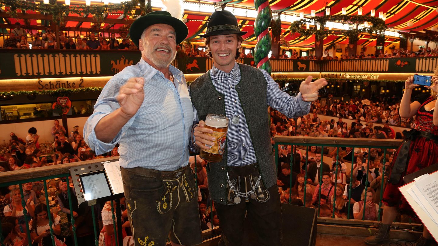 Schauspieler Arnold Schwarzenegger dirigierte die Kapelle im Marstall Festzelt, sein Sohn Patrick stemmte derweil eine Maß Bier